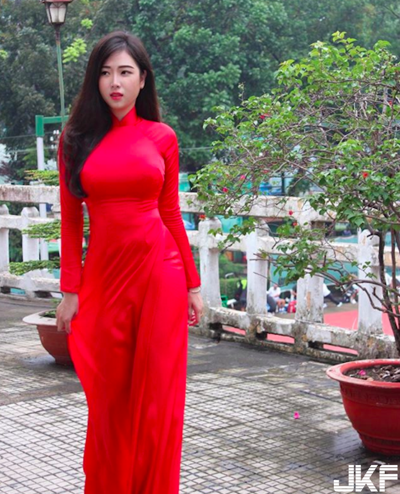 制服好緊繃！HONDA 女業務「超兇美乳」賣車！「渾圓 G 奶」讓每天成交量好驚人！