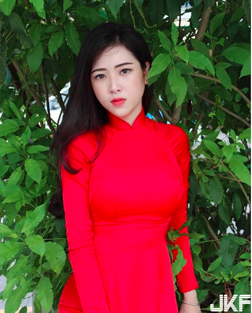 制服好緊繃！HONDA 女業務「超兇美乳」賣車！「渾圓 G 奶」讓每天成交量好驚人！