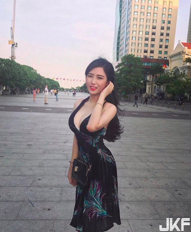 制服好緊繃！HONDA 女業務「超兇美乳」賣車！「渾圓 G 奶」讓每天成交量好驚人！