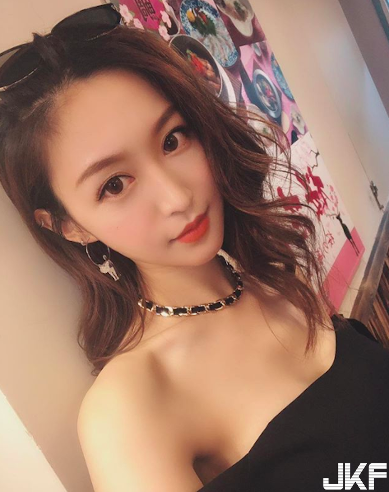 「長髮大眼正妹」沙灘玩耍彎腰畫面好誘人！衣服一脫暗藏「飽滿美乳」太犯規啦！