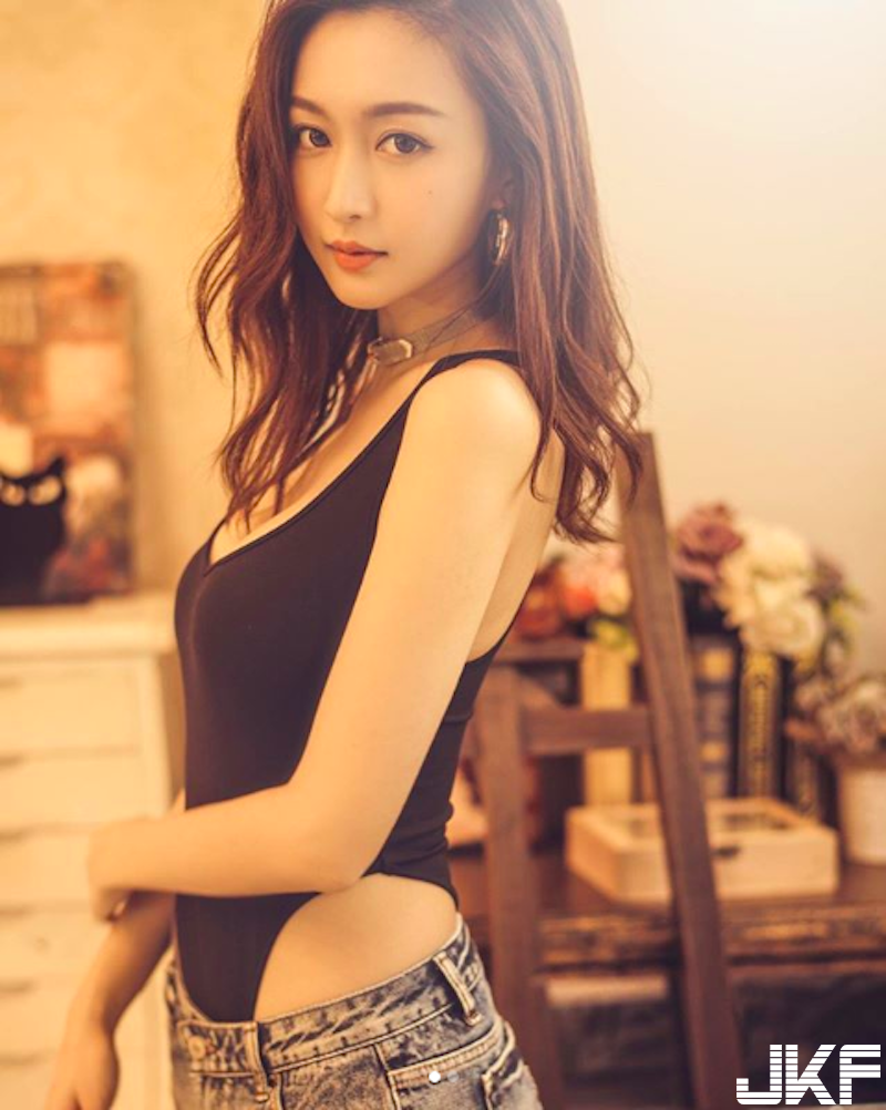 「長髮大眼正妹」沙灘玩耍彎腰畫面好誘人！衣服一脫暗藏「飽滿美乳」太犯規啦！