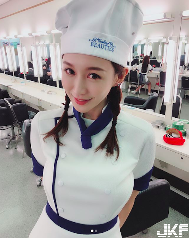 「長髮大眼正妹」沙灘玩耍彎腰畫面好誘人！衣服一脫暗藏「飽滿美乳」太犯規啦！
