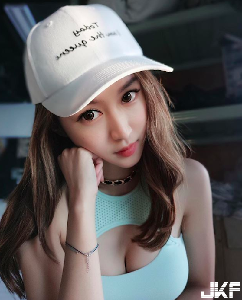 「長髮大眼正妹」沙灘玩耍彎腰畫面好誘人！衣服一脫暗藏「飽滿美乳」太犯規啦！