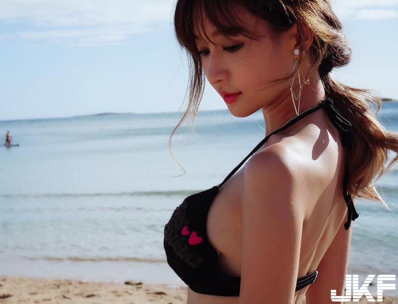 「長髮大眼正妹」沙灘玩耍彎腰畫面好誘人！衣服一脫暗藏「飽滿美乳」太犯規啦！