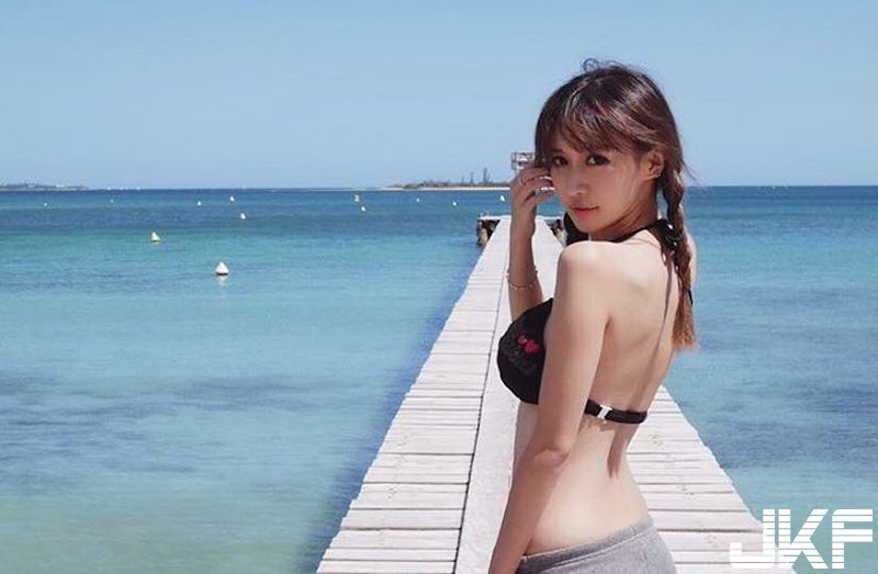 「長髮大眼正妹」沙灘玩耍彎腰畫面好誘人！衣服一脫暗藏「飽滿美乳」太犯規啦！