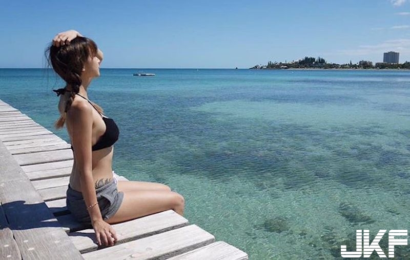 「長髮大眼正妹」沙灘玩耍彎腰畫面好誘人！衣服一脫暗藏「飽滿美乳」太犯規啦！