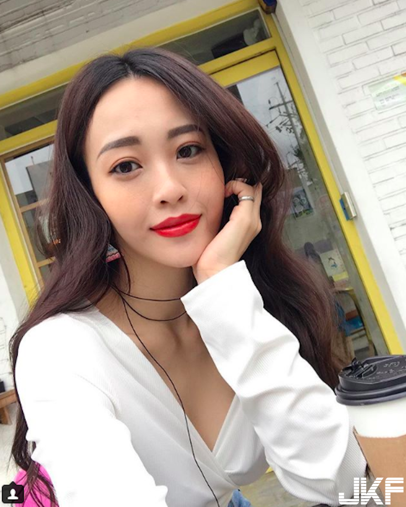 超辣豪乳！網拍老闆娘「用豐唇含食物」，「深深乳溝」眼睛無法移走了！