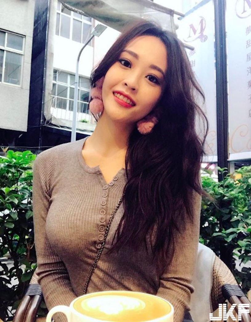 超辣豪乳！網拍老闆娘「用豐唇含食物」，「深深乳溝」眼睛無法移走了！