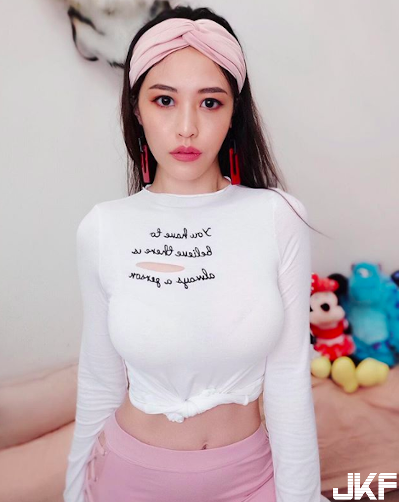 超辣豪乳！網拍老闆娘「用豐唇含食物」，「深深乳溝」眼睛無法移走了！