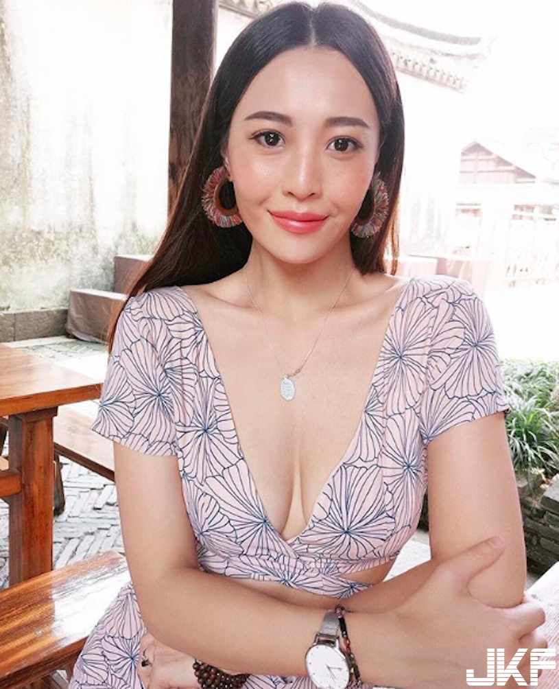 超辣豪乳！網拍老闆娘「用豐唇含食物」，「深深乳溝」眼睛無法移走了！
