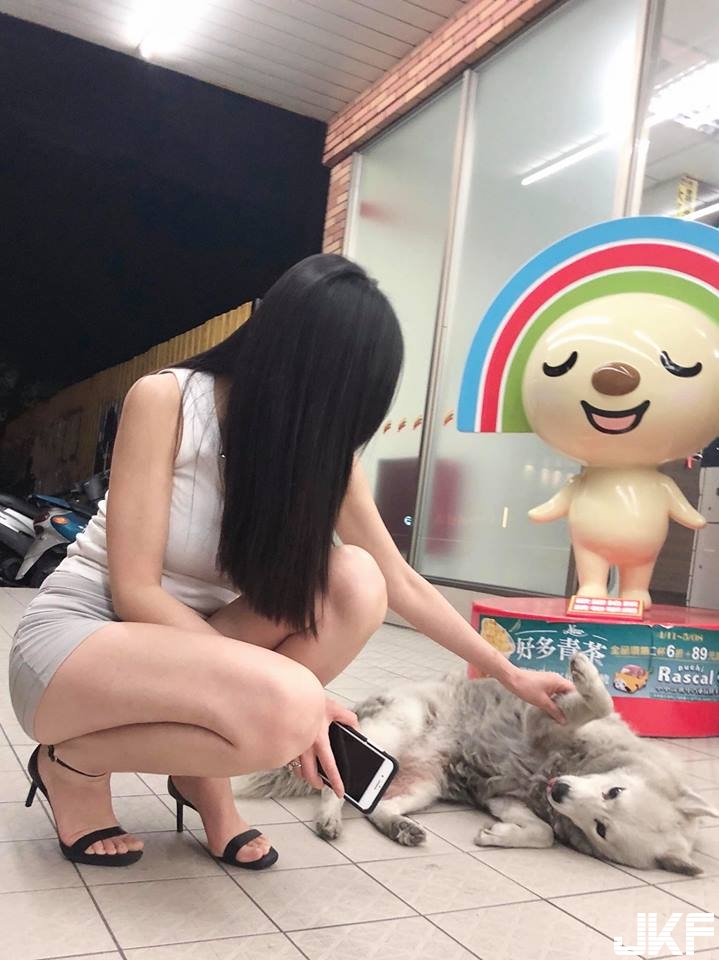 由下而上視角太驚人！逛超商也能捕捉「黑暗三角洲」不科學逆天長腿好想犯罪啊！