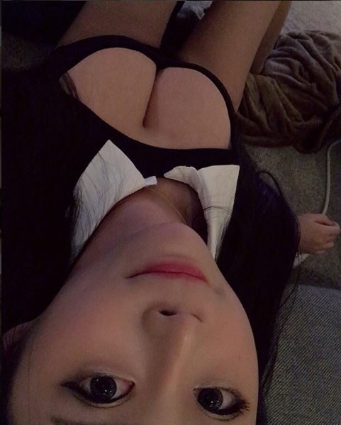 這樣太危險！「Summer Hsieh」性感胴體躺在沙發上的背後視角，讓人想要飛撲在他身上了！