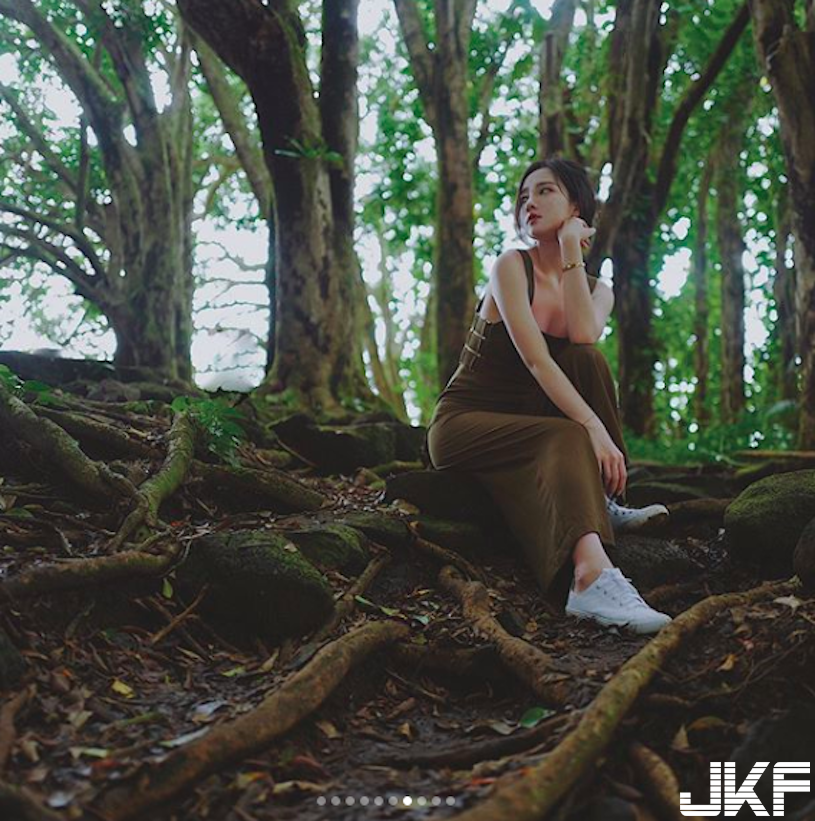 好像豆花妹！氣質妹森林轉身「意外露側乳」，若隱若現看了心都癢癢的！