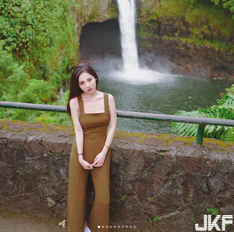 好像豆花妹！氣質妹森林轉身「意外露側乳」，若隱若現看了心都癢癢的！