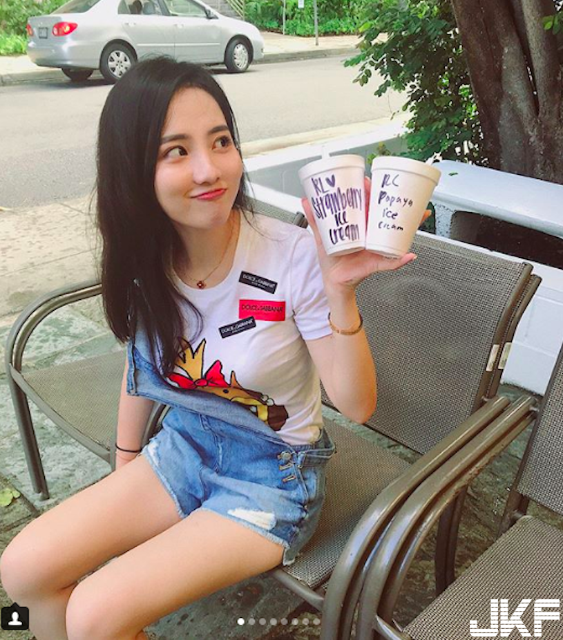 好像豆花妹！氣質妹森林轉身「意外露側乳」，若隱若現看了心都癢癢的！