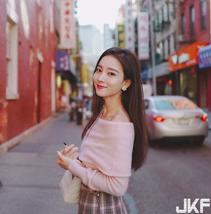 好像豆花妹！氣質妹森林轉身「意外露側乳」，若隱若現看了心都癢癢的！