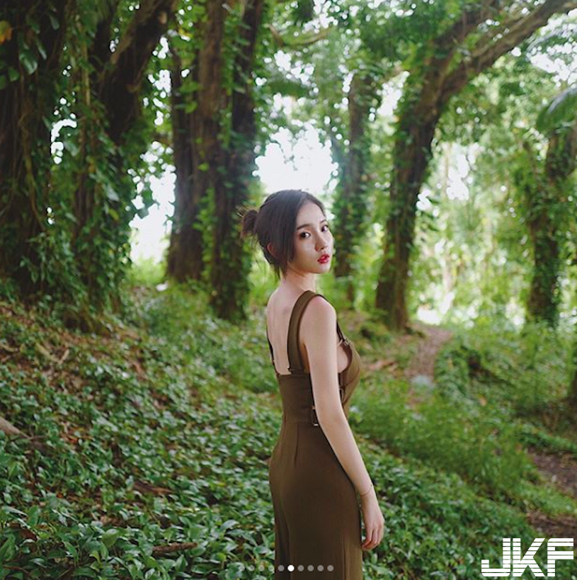 好像豆花妹！氣質妹森林轉身「意外露側乳」，若隱若現看了心都癢癢的！