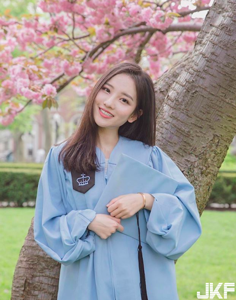 好像豆花妹！氣質妹森林轉身「意外露側乳」，若隱若現看了心都癢癢的！