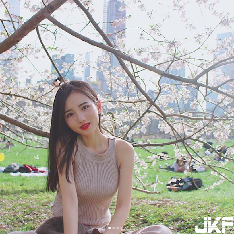 好像豆花妹！氣質妹森林轉身「意外露側乳」，若隱若現看了心都癢癢的！