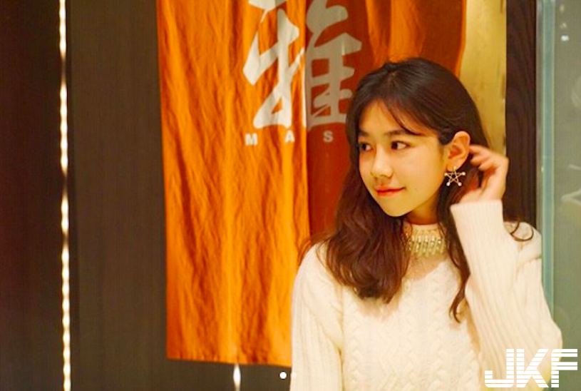 戀愛了！氣質正妹「胸前太豐滿」，比基尼圓乳「圓圓滿滿」要滾出來惹！