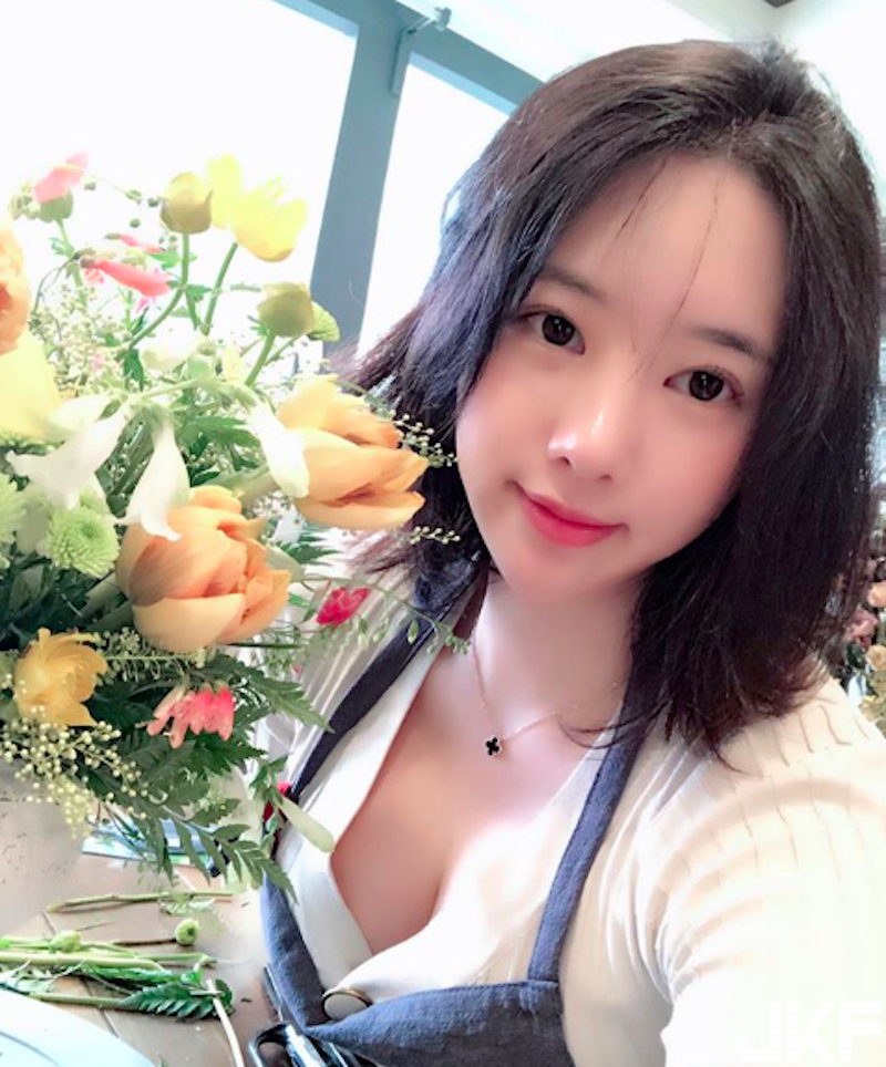 「大奶花藝老師」上圍太豐滿！上她的課好難專心！白嫩美乳不彎腰都快炸出來！
