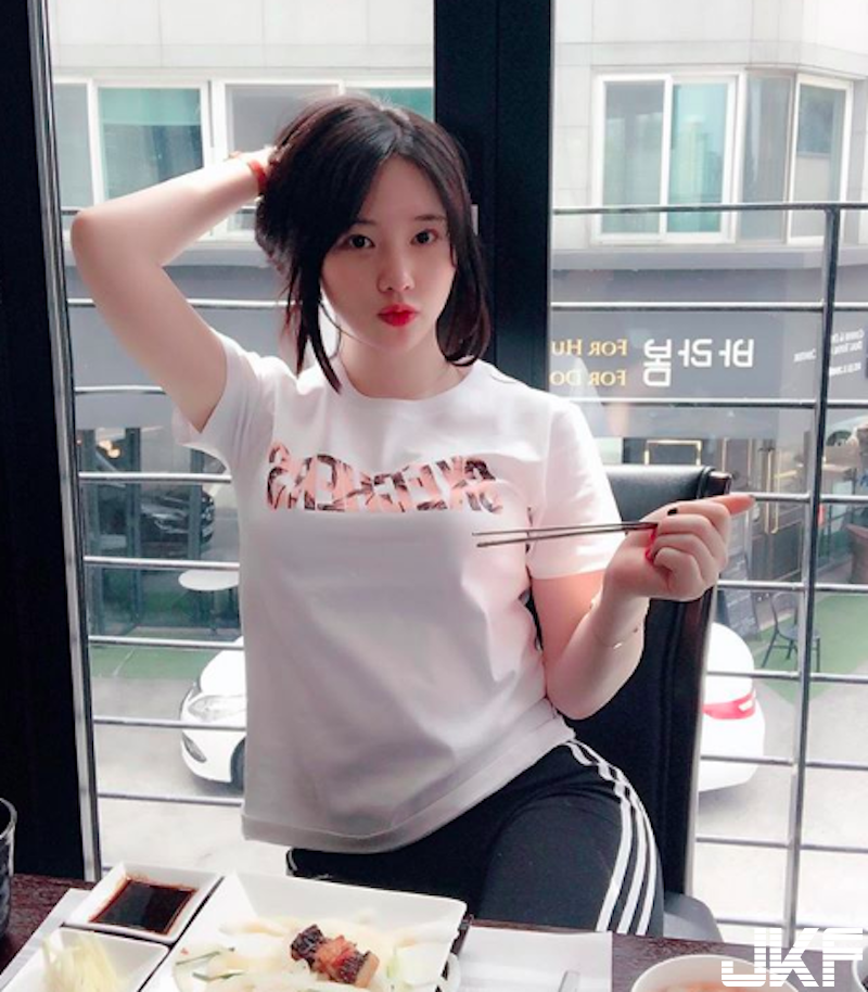 「大奶花藝老師」上圍太豐滿！上她的課好難專心！白嫩美乳不彎腰都快炸出來！