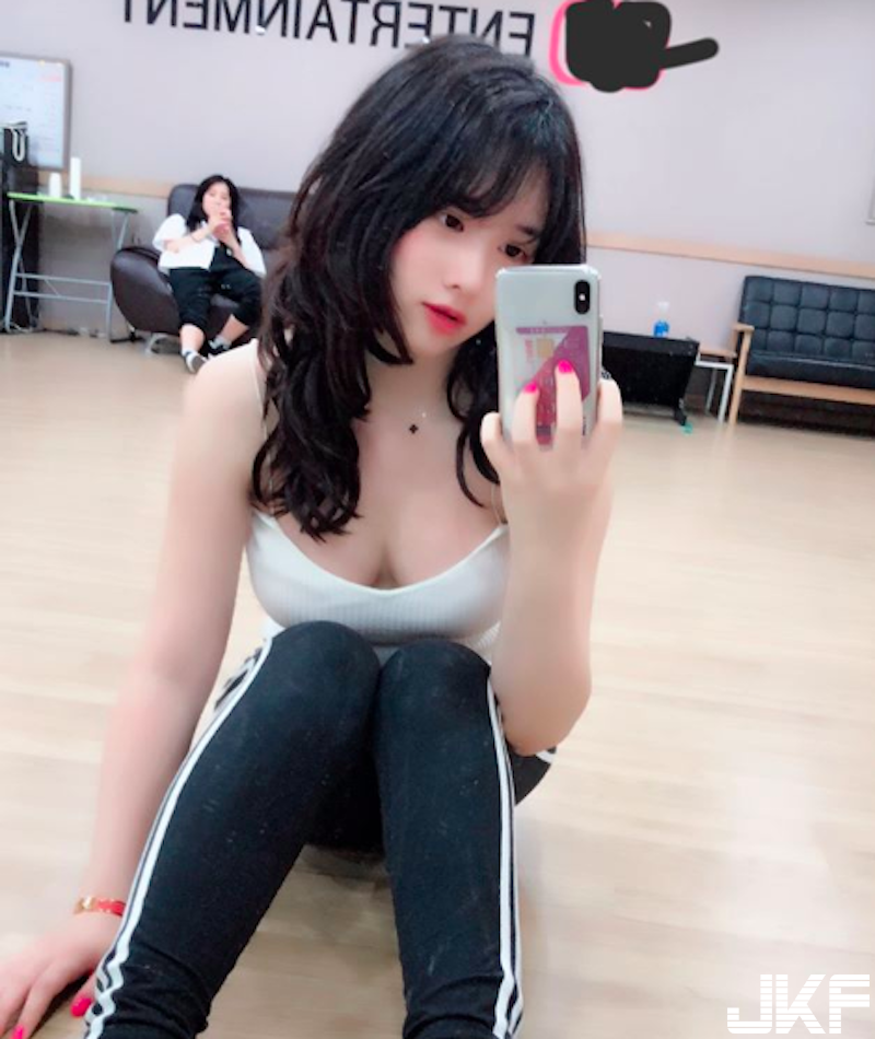 「大奶花藝老師」上圍太豐滿！上她的課好難專心！白嫩美乳不彎腰都快炸出來！