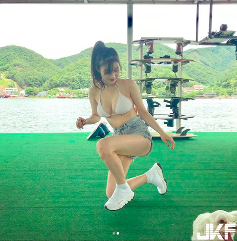 碼頭邊拍到「比基尼奶妹」！純天然「雪白圓乳」弧度好美！全身肌膚都超白der