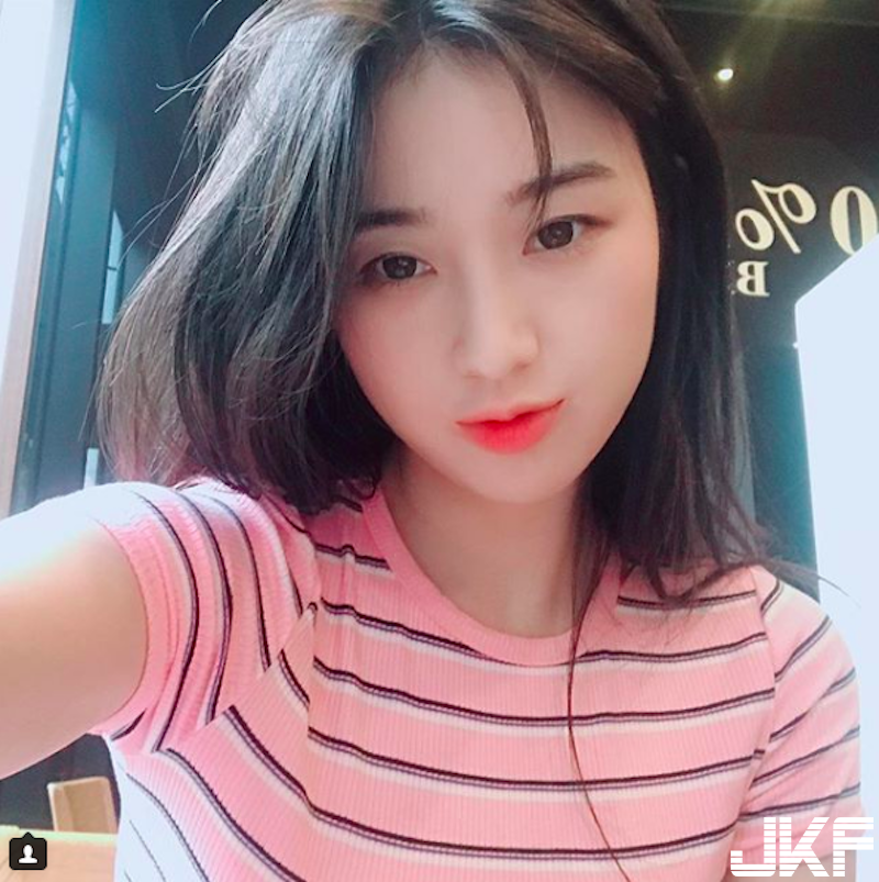 碼頭邊拍到「比基尼奶妹」！純天然「雪白圓乳」弧度好美！全身肌膚都超白der