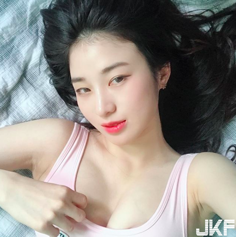 碼頭邊拍到「比基尼奶妹」！純天然「雪白圓乳」弧度好美！全身肌膚都超白der