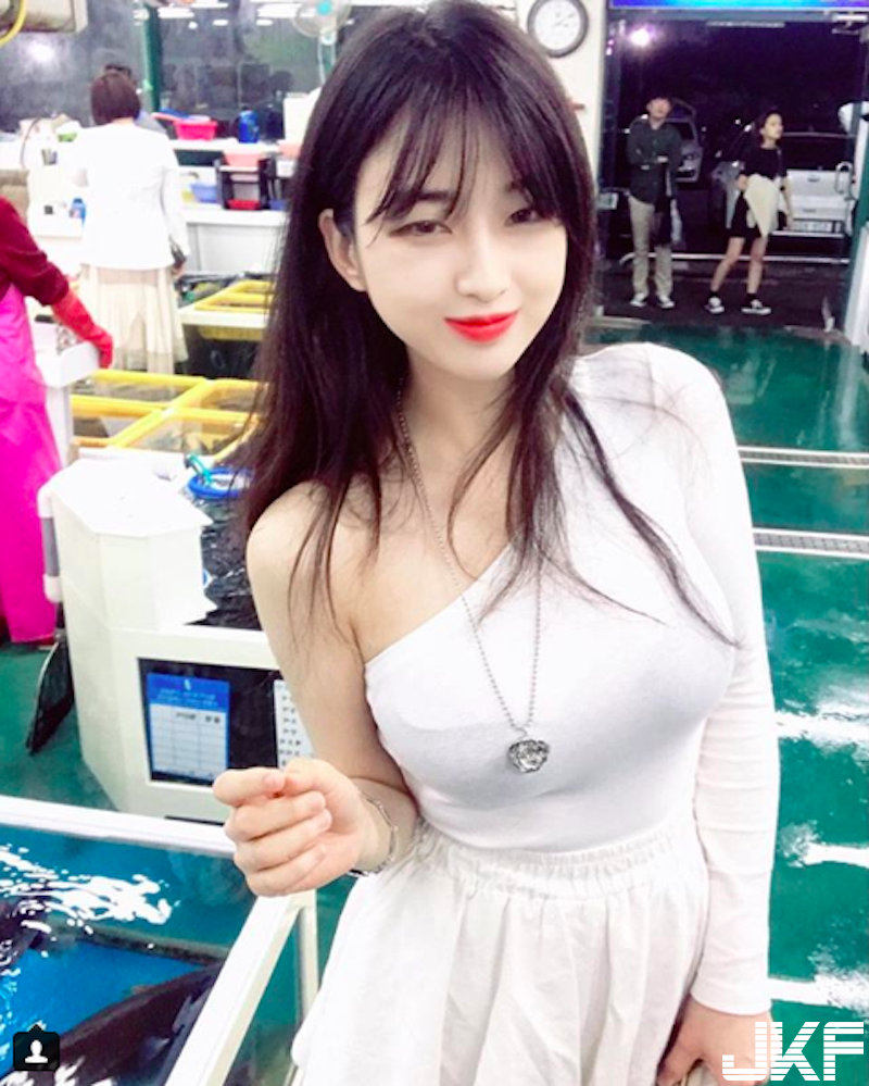 碼頭邊拍到「比基尼奶妹」！純天然「雪白圓乳」弧度好美！全身肌膚都超白der