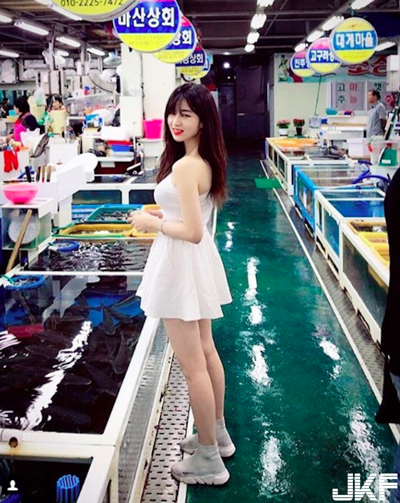 碼頭邊拍到「比基尼奶妹」！純天然「雪白圓乳」弧度好美！全身肌膚都超白der