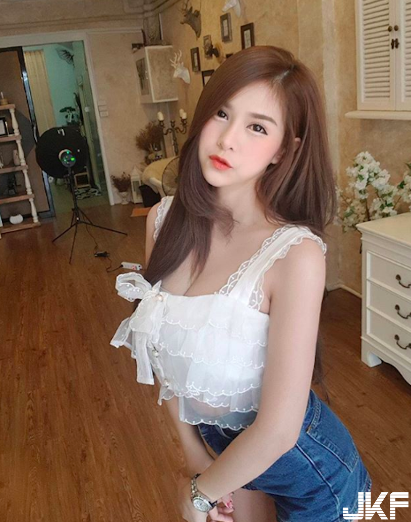嫩妹嘟嘴「乳溝好飽滿」，洋裝下暗藏「兇猛乳量」！