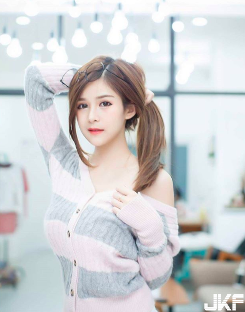 嫩妹嘟嘴「乳溝好飽滿」，洋裝下暗藏「兇猛乳量」！