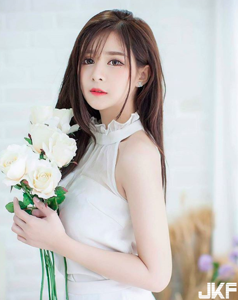 嫩妹嘟嘴「乳溝好飽滿」，洋裝下暗藏「兇猛乳量」！