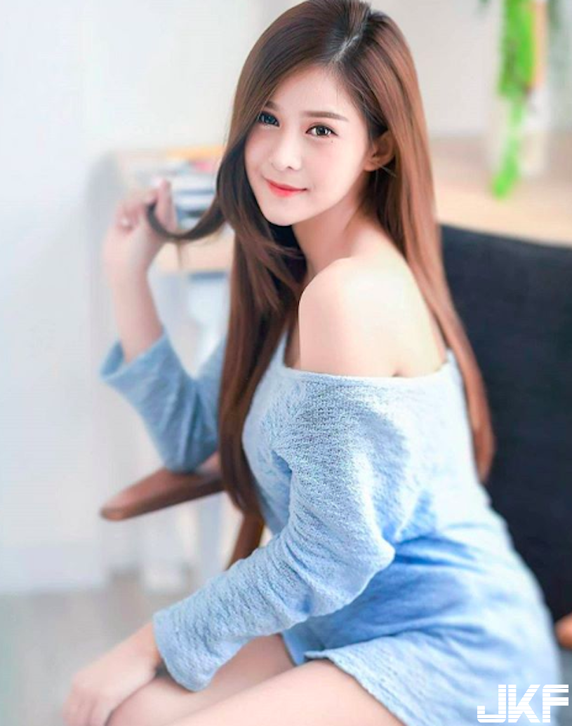 嫩妹嘟嘴「乳溝好飽滿」，洋裝下暗藏「兇猛乳量」！