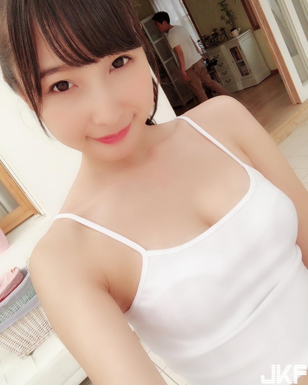 那個玩具是？激萌「甜美系少女」用溫暖微笑與性感身材融化你的心！