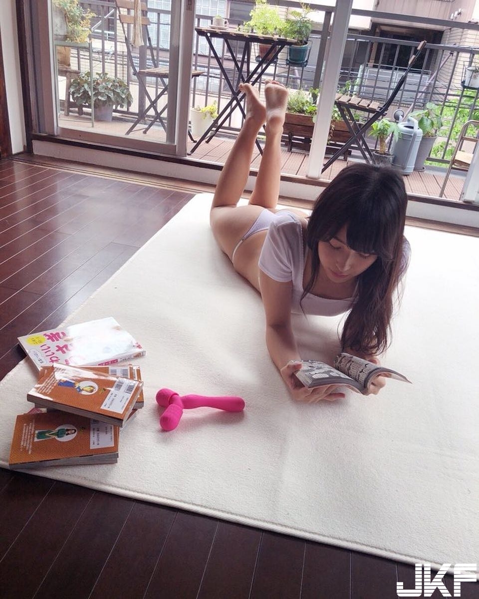 那個玩具是？激萌「甜美系少女」用溫暖微笑與性感身材融化你的心！