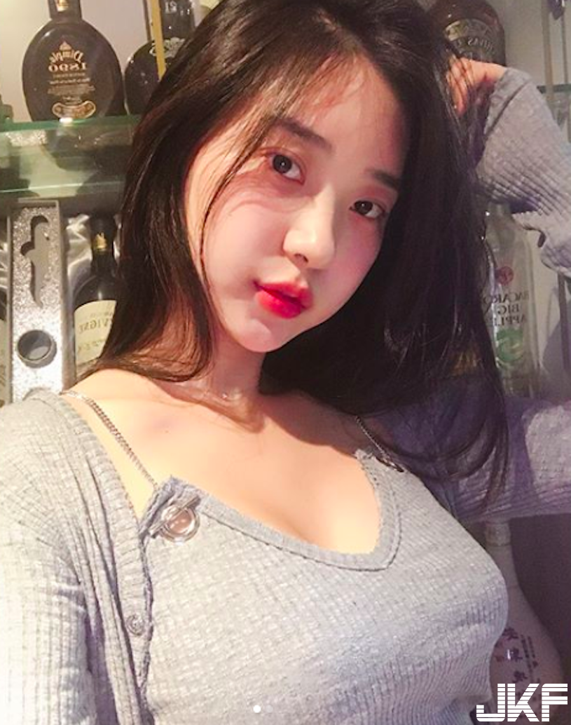 好騷！正妹竹林小徑「放膽騎車」，香汗流進美乳「脫到剩比基尼」！
