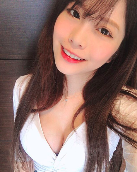 這身材一百分！知名「美腿直播主」po美照連腰都賣，「性感掀衣」讓網友暴動拉！