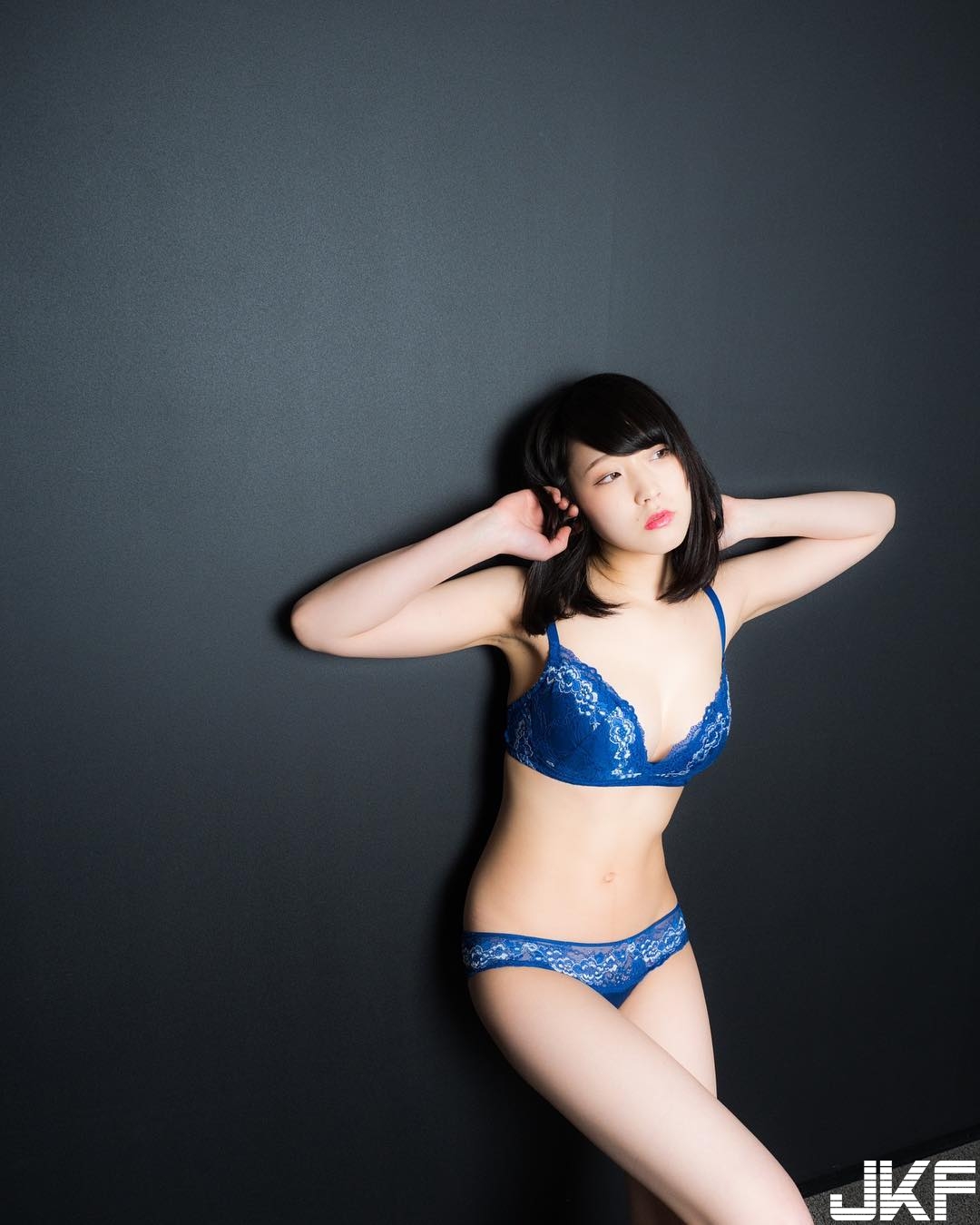 【GG扑克】內衣中毒！日本攝影師的「內衣女體」超狂熱，半脫半就的爆乳美臀寫真！