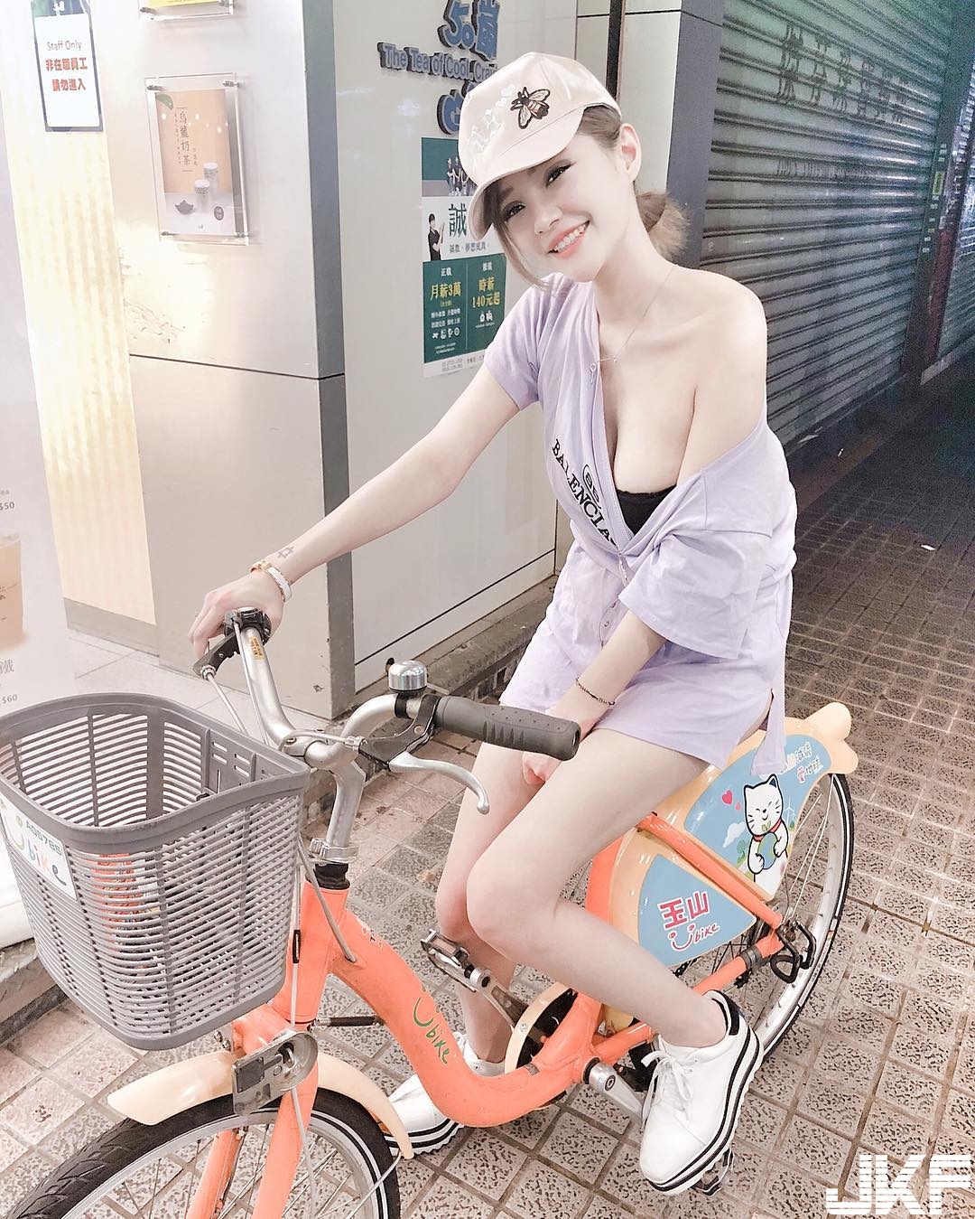 掉出來了啦！「巨乳正妹」騎YouBike路況太顛　「白嫩奶球」被震出來！