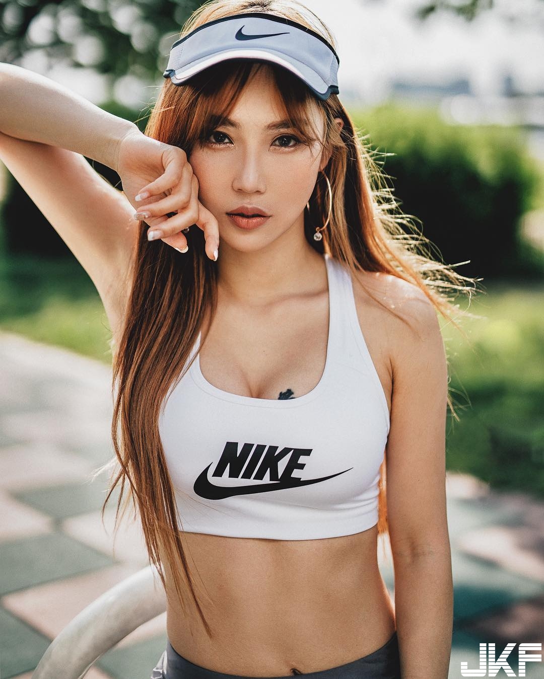 超火辣女 DJ「傲人奶球」罩不住！比基尼被巨乳撐到懸空無法服貼！