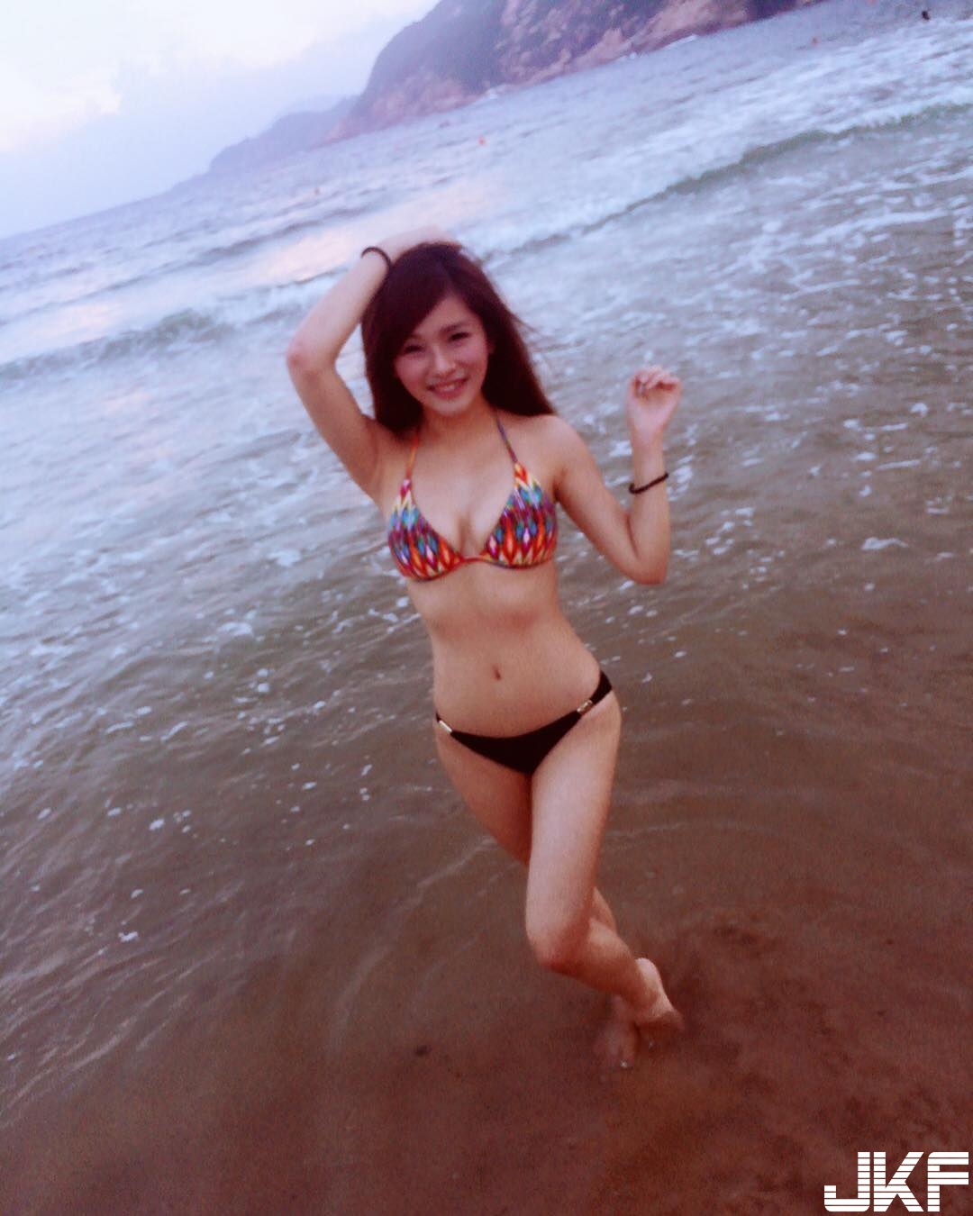 前空姐「美乳正妹」奶量滿滿　保守制服脫下是「超爆乳」身材！