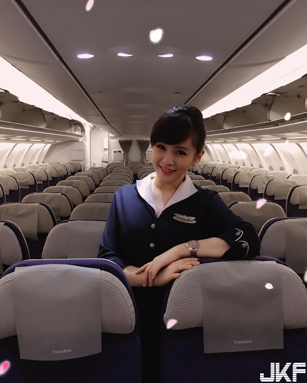 前空姐「美乳正妹」奶量滿滿　保守制服脫下是「超爆乳」身材！