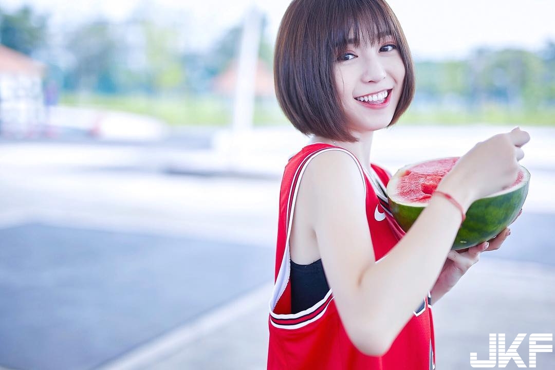 極品甜美短髮妹子邀請「一起吃雞」！清新外表下竟是「火爆隱乳」身材！