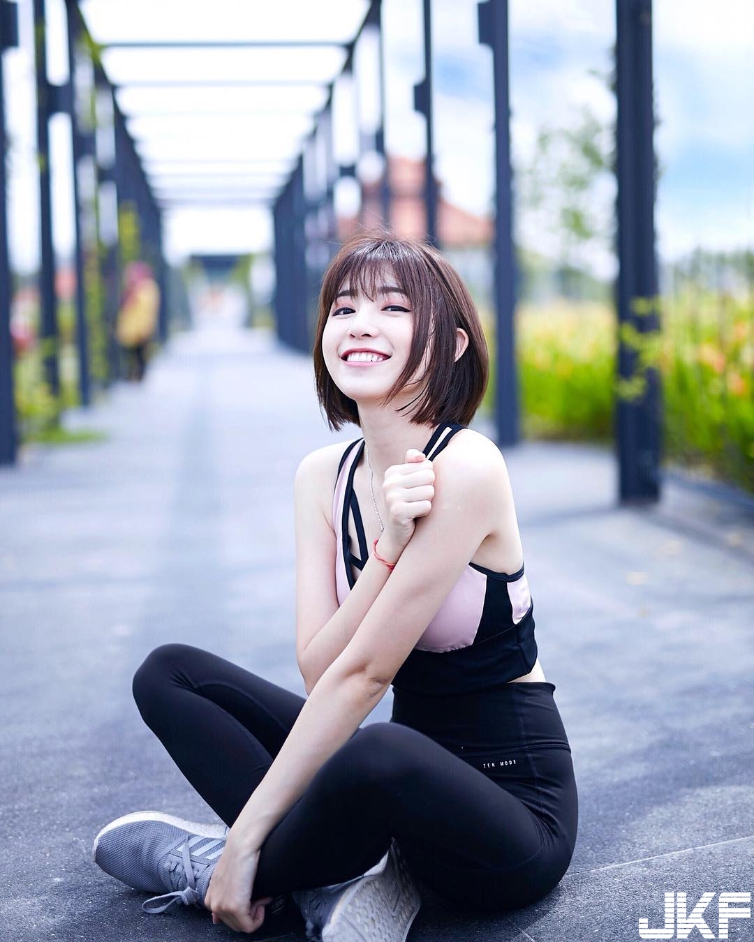 極品甜美短髮妹子邀請「一起吃雞」！清新外表下竟是「火爆隱乳」身材！