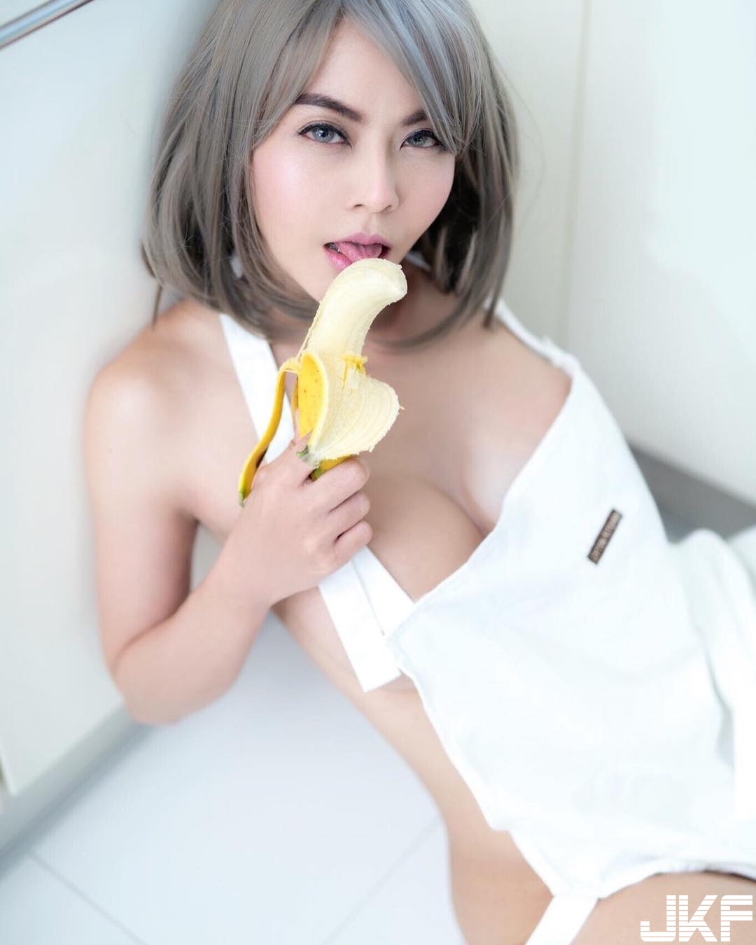刺刺的！巨乳妹子伸舌「煽情舔蕉」含到忘我　露半球飢渴吞榴槤！