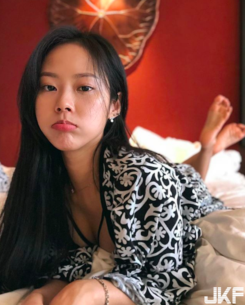 正面也好厲害啊！「美尻長腿妹」背後視角好殺，轉過來竟「滿滿溢出來」正面更有看頭！