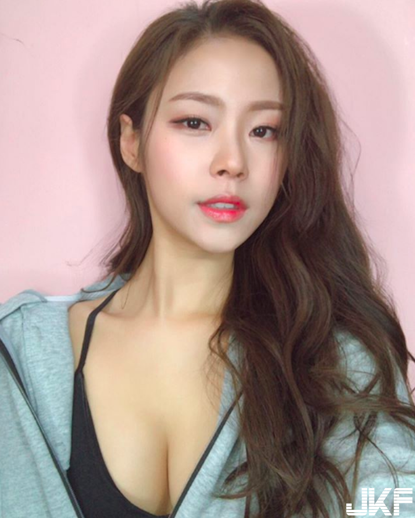 正面也好厲害啊！「美尻長腿妹」背後視角好殺，轉過來竟「滿滿溢出來」正面更有看頭！